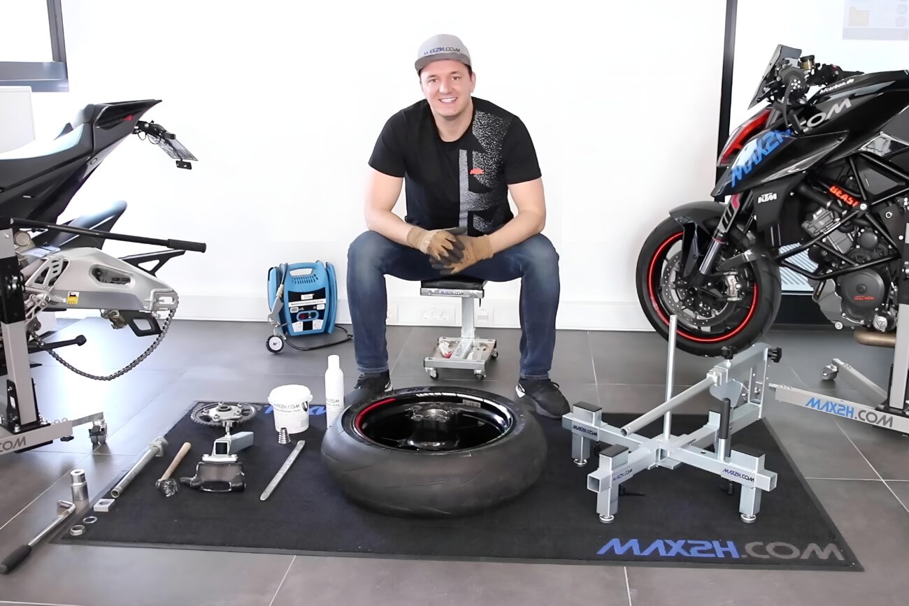 Hubert zwischen seinen Produkten