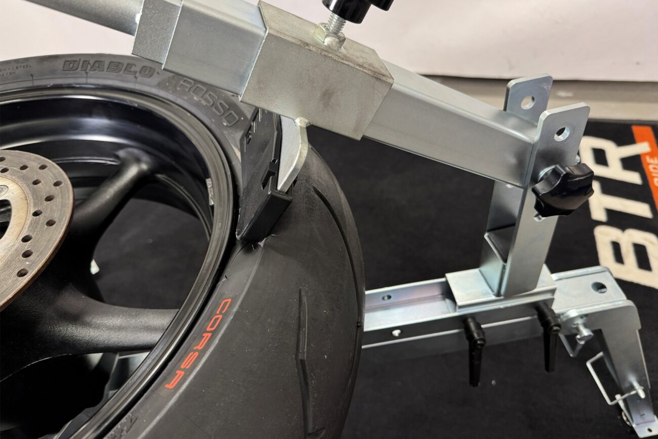 Reifenmontiergerät EVO3 Wechsel mit Straßenreifen mit Verwendung des Abdrückschaufelschutz