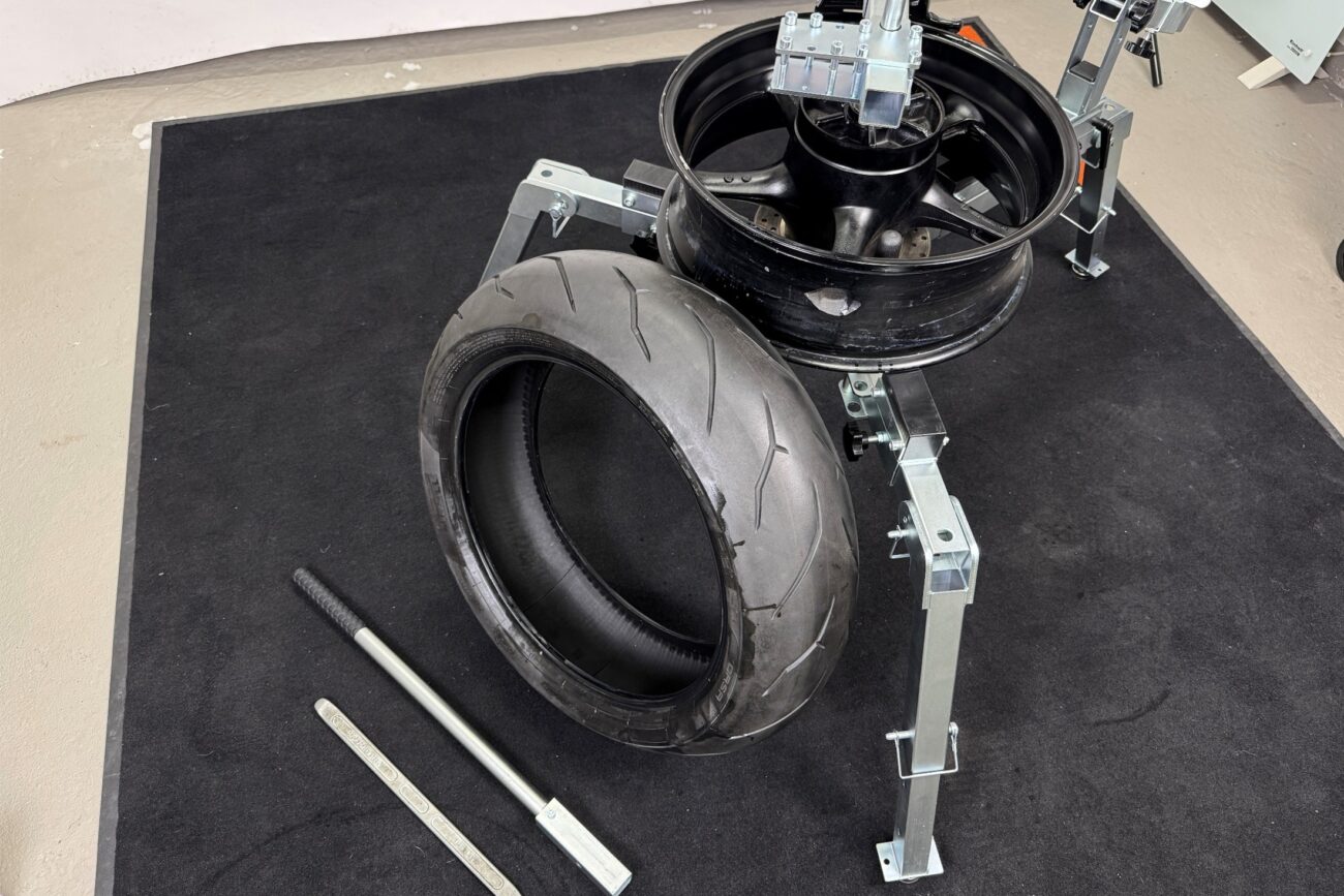 Reifenmontiergerät EVO3 Wechsel von Straßenreifen abgeschlossen