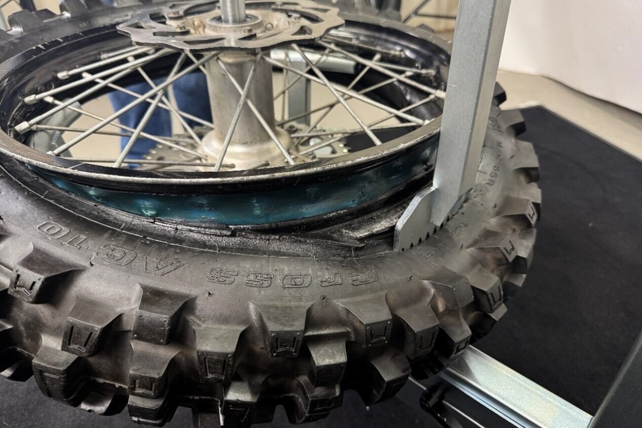 Reifenmontiergerät EVO3 Reifenwechsel Motocross Reifen abgedrückt