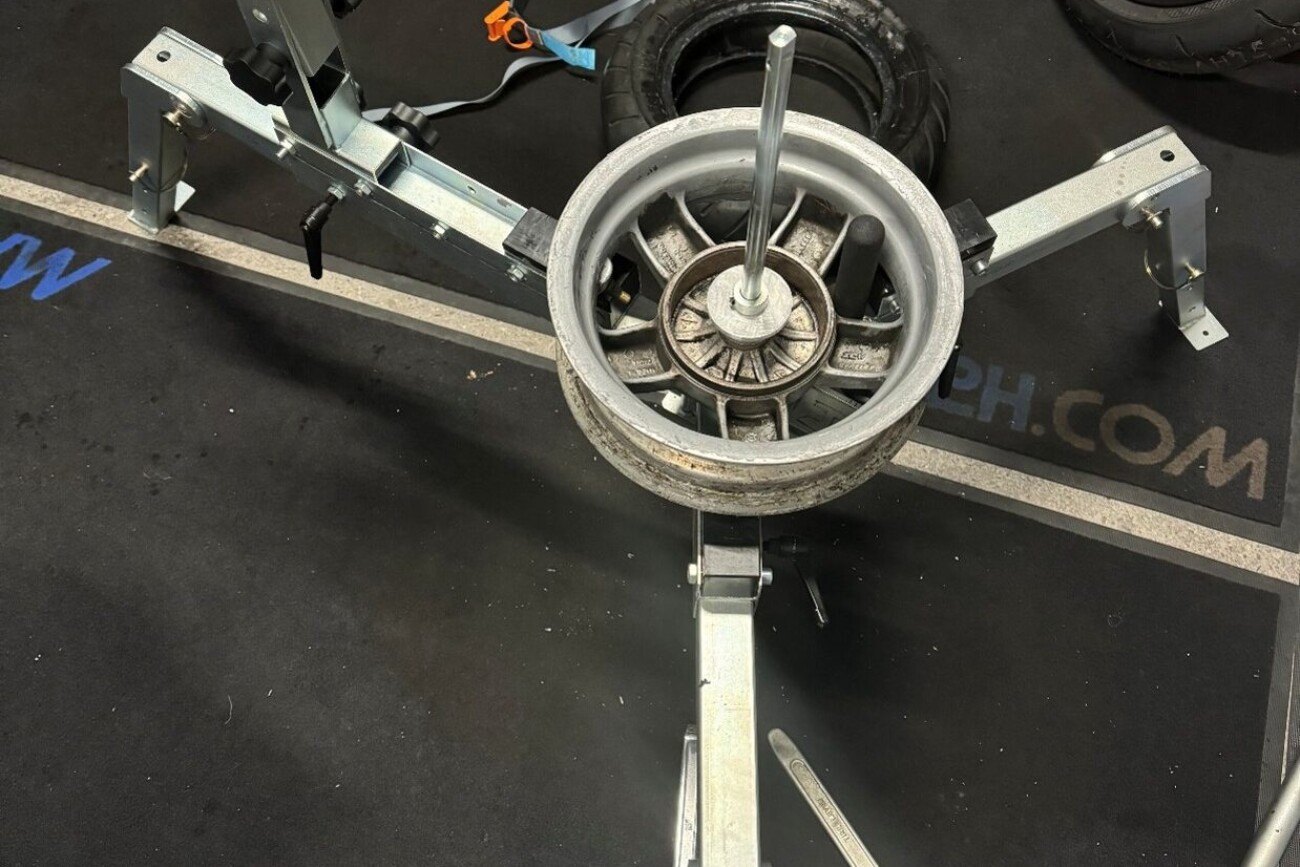 Reifenmontiergerät EVO3 Wechsel von Roller und Pitbikereifen abgeschlossen