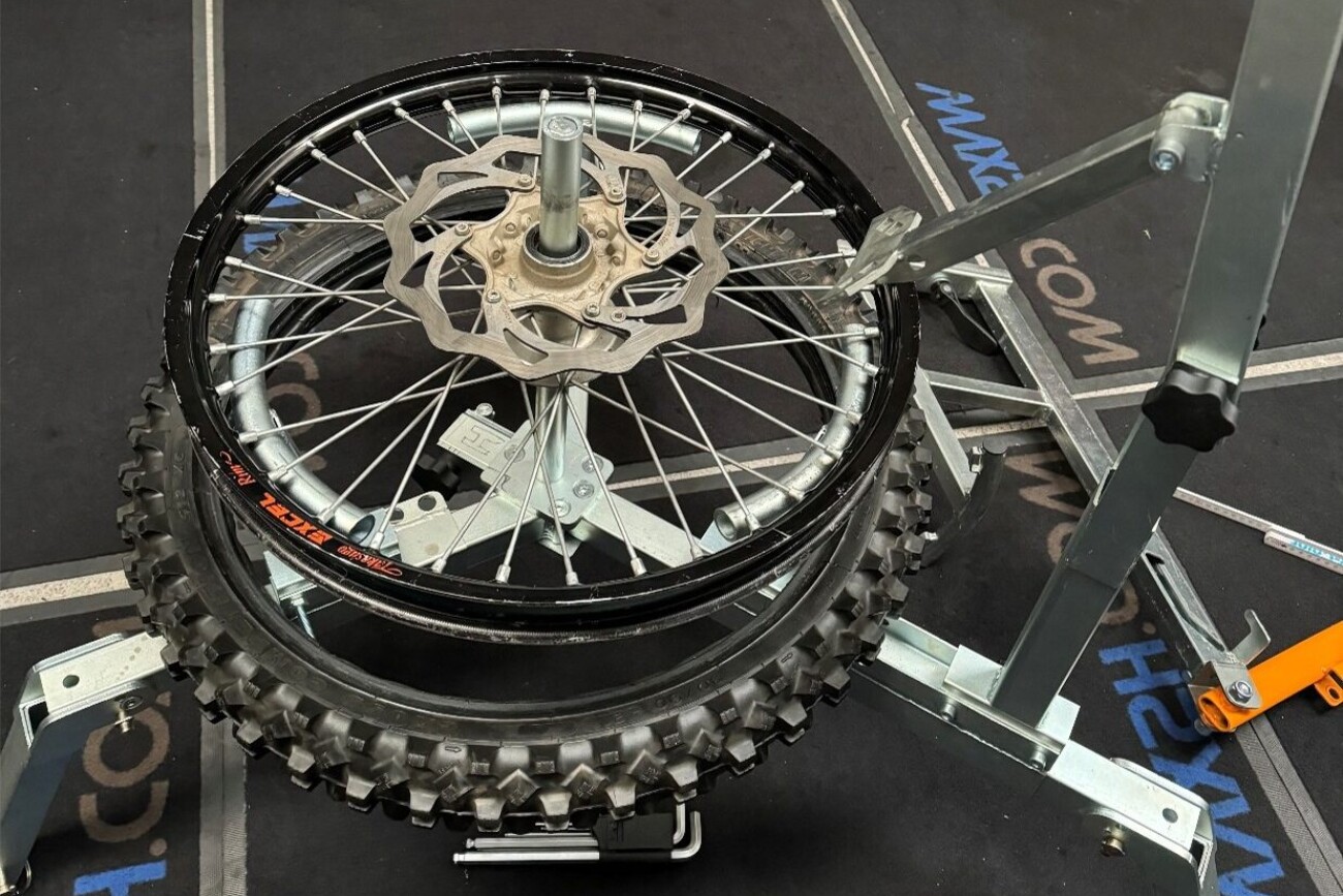 Reifenmontiergerät EVO3 Reifenwechsel Motocross Reifen abgeschlossen