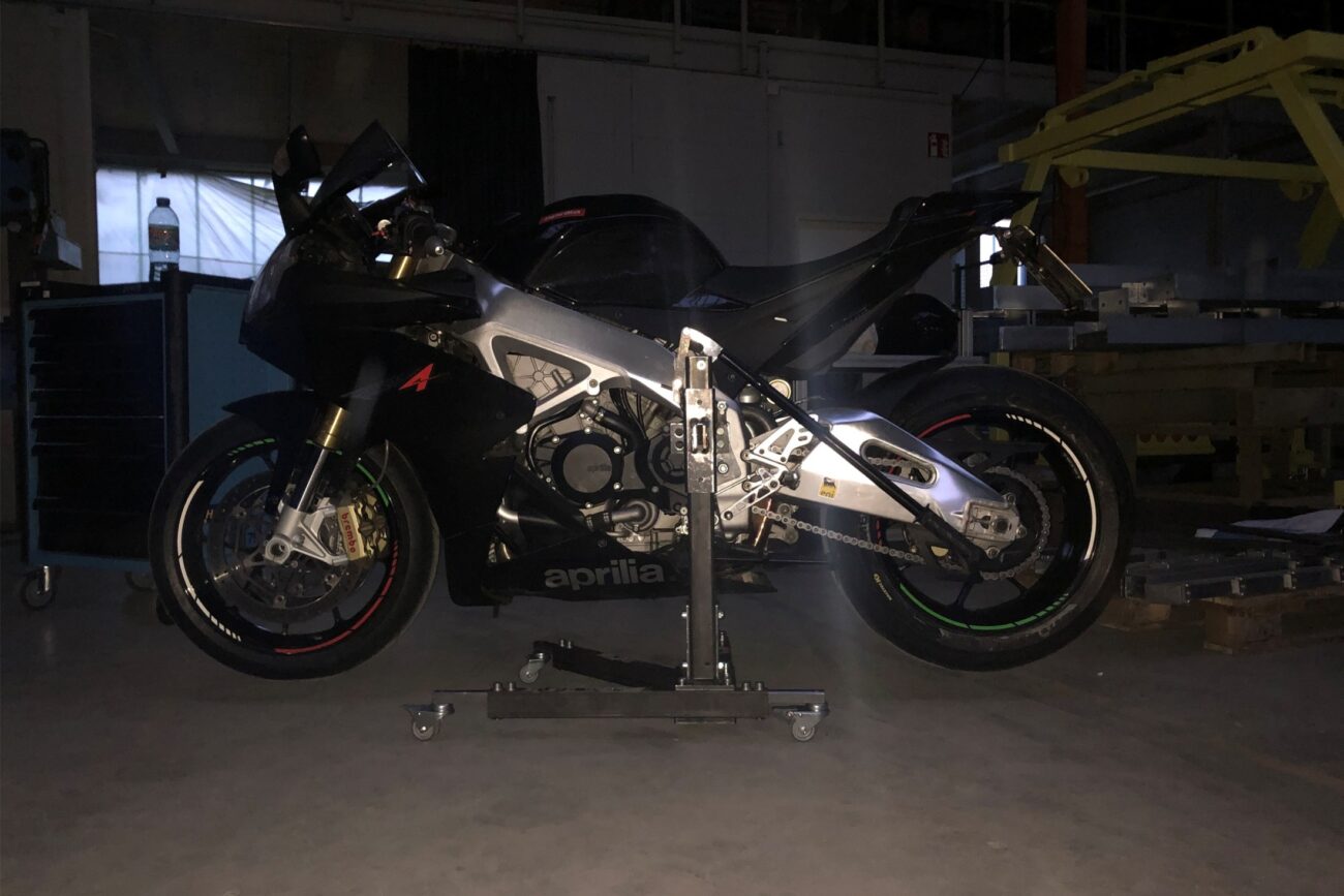 Motorrad aufgebockt mit Zentralständer EVOLIFT